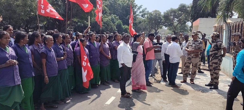 கல்பாக்கம் நகரியத்தில் தூய்மைப் பணியாளா்கள் வேலைநிறுத்தம்
