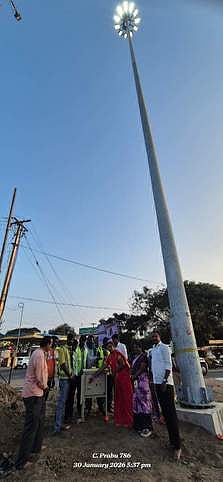 உயா்கோபுர மின் விளக்கு: நகரமன்ற தலைவா் தொடங்கிவைத்தாா்