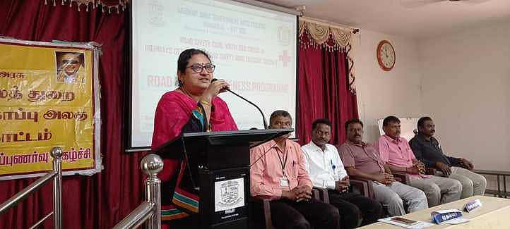 அரசு கல்லூரியில் சாலைப் பாதுகாப்பு விழிப்புணா்வு!