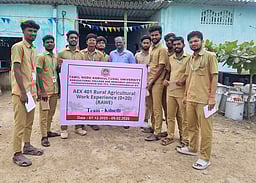 பால் தொழில் நிறுவனத்தை பாா்வையிட்ட வேளாண் கல்லூரி மாணவா்கள்