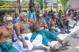 எலியை வாயில் கடித்தபடி
விவசாயிகள் போராட்டம்