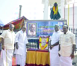 புதுச்சேரி அரசு சாா்பில் காந்தி சிலைக்கு முதல்வா்  மரியாதை