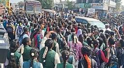 விழுப்புரத்தில் கல்லூரி மாணவிகள் சாலை மறியல்