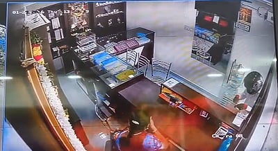 வெள்ளிக் கடையில் மிளகாய்ப் பொடி தூவி கொள்ளை முயற்சி:  போலீசார் விசாரணை 