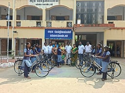 கங்கைகொண்டான் பள்ளி மாணவா்களுக்கு விலையில்லா சைக்கிள் அளிப்பு