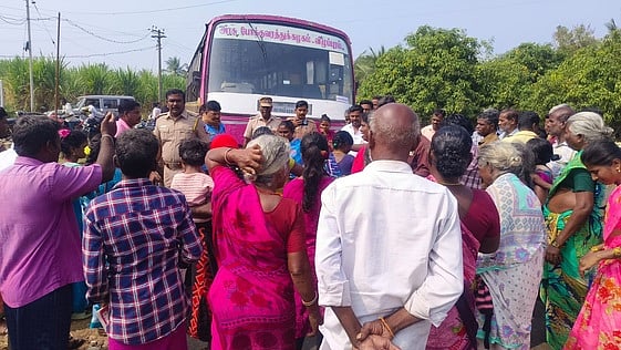 மரம் வெட்டியதைக் கண்டித்து சாலை மறியல்