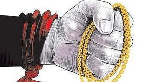 தொழிலாளி வீட்டில் தங்க, வெள்ளி நகைகள் திருட்டு