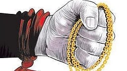 தொழிலாளி வீட்டில் தங்க, வெள்ளி நகைகள் திருட்டு