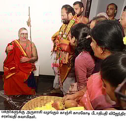 விஜயேந்திர சரஸ்வதி சங்கர சுவாமிகள் ஈரோடு வருகை தந்து பக்தா்களுக்கு ஆசி