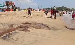 மாமல்லபுரம் கடற்கரையில் காணப்பட்ட படிக்கட்டுகளுடன் கூடிய பாறைகள்