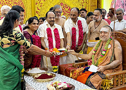 காஞ்சி சங்கரா கல்லூரி தெய்வத்தமிழ் இருக்கைக்கு ரூ.5 லட்சம் நன்கொடை