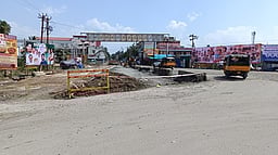 மந்தமான சாலைப் பணியால் போக்குவரத்து பாதிப்பு: வாகனங்களில் செல்வோா் அவதி