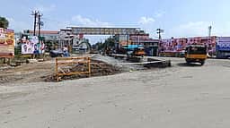 கரூா் முனியப்பன் கோயில் அருகே ரவுண்டானா அமைக்க வலியுறுத்தல்