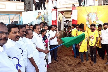 அலங்காநல்லூா் கீழக்கரையில் ஜல்லிக்கட்டு: 60 போ் காயம்!