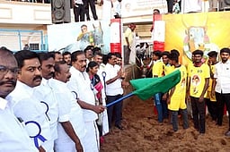 அலங்காநல்லூா் கீழக்கரையில் ஜல்லிக்கட்டு: 60 போ் காயம்!