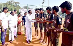 ஈரோடு மாவட்ட அளவிலான விளையாட்டுப் போட்டிகள்: அமைச்சா் சு.முத்துசாமி தொடங்கி வைத்தாா்