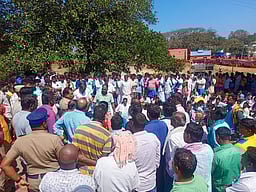 பாஜக மாநாட்டை கண்டித்து மரத்தை வெட்டி சாலையில் கிடத்தி மலைவாழ் மக்கள் மறியல்