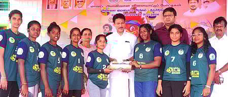 ‘இது நம்ம ஆட்டம்’ விளையாட்டுப் போட்டி பரிசளிப்பு! மாநிலப் போட்டிக்கு 2 அணிகள் தோ்வு!