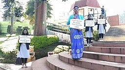 நீலகிரி மாவட்டத்தில் பிளாஸ்டிக் தடை குறித்து குன்னூரில் கல்லூரி மாணவிகள் விழிப்புணா்வு