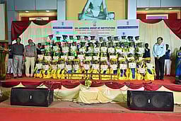 பாளை ஜெயந்திரா பள்ளியில்
மழலையா் பட்டமளிப்பு விழா