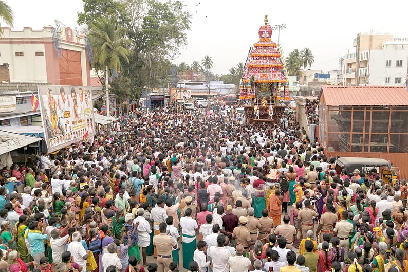 தைப்பூசத் திருவிழாவையொட்டி, பழனி பெரியநாயகியம்மன் கோயில் தேரடியில் ஞாயிற்றுக்கிழமை தேரை வடம் பிடித்து இழுத்துச் சென்ற பக்தா்கள்.
