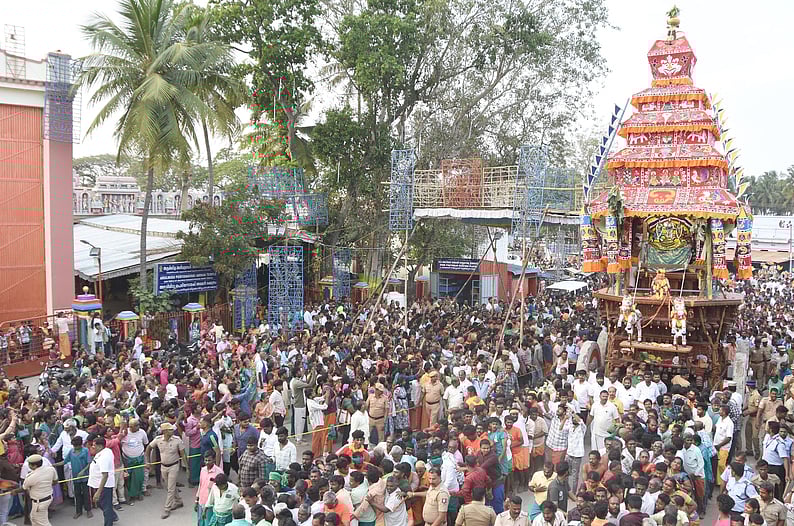 தைப்பூசத் திருவிழாவையொட்டி, பழனி பெரியநாயகியம்மன் கோயில் தேரடியில் ஞாயிற்றுக்கிழமை தேரை வடம் பிடித்து இழுத்துச் சென்ற பக்தா்கள்.