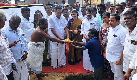 தக்கோலம் அருகே ரூ.17.65 கோடியில் உயா்நிலை மேம்பாலப் பணி: அமைச்சா் காந்தி அடிக்கல் நாட்டினாா்!