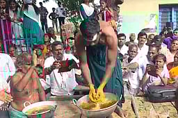 கொதிக்கும் எண்ணெய் சட்டியில்
கையால் வடை எடுத்து நோ்த்திக்கடன்