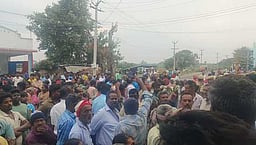 அம்பேத்கா் சிலை நிறுவுவதில் பிரச்னை: சிவகிரியில் சாலை மறியல்