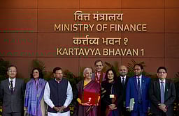 மத்திய பட்ஜெட்: நிதியமைச்சக  குழுவினருடன் புகைப்படம் எடுத்துக்கொண்ட நிர்மலா சீதாராமன்!