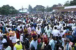 வடலூரில் தைப்பூச பெருவிழா ஜோதி தரிசனம்!பல்லாயிரக்கணக்கான பக்தா்கள் வழிபாடு!