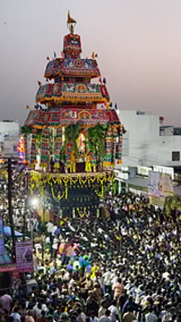 சென்னிமலை முருகன் கோயில் தைப்பூசத் தேரோட்டம்! அரோகரா கோஷத்துடன் வடம்பிடித்து இழுத்த பக்தா்கள்!