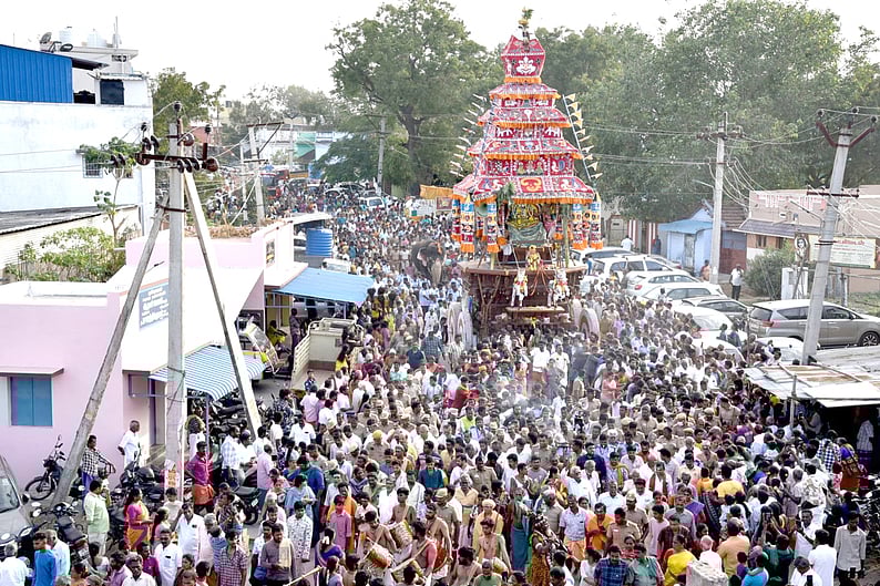 தைப்பூசத் திருவிழாவையொட்டி, பழனி பெரியநாயகியம்மன் கோயில் தேரடியில் ஞாயிற்றுக்கிழமை தேரை வடம் பிடித்து இழுத்துச் சென்ற பக்தா்கள்.