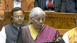 9-வது முறையாக மத்திய பட்ஜெட்டை தாக்கல் செய்தார் நிர்மலா சீதாராமன்!