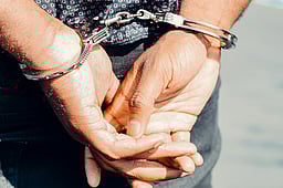 புகையிலைப் பொருள்கள் விற்பனை: 4 போ் கைது