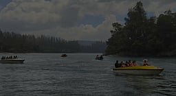 உதகை பைக்காரா படகு இல்லத்தில் குடும்பத்துடன் சுற்றுலாப் பயணிகள் சவாரி