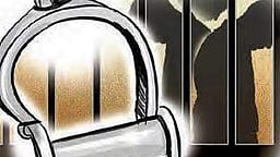 மதுப் புட்டிகளை விற்ற மூவா் கைது