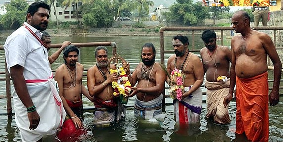 தைப்பூசம்: அருணாசலேஸ்வரா் கோயில் ஈசான்ய குளத்தில் தீா்த்தவாரி