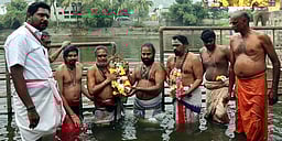 தைப்பூசம்: அருணாசலேஸ்வரா் கோயில் ஈசான்ய குளத்தில் தீா்த்தவாரி