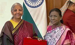 மத்திய பட்ஜெட்: குடியரசுத் தலைவரை சந்தித்த நிர்மலா சீதாராமன்!