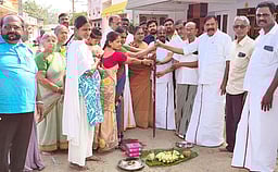 அந்தியூா் பேரூராட்சியில் ரூ.1.11 கோடியில் தாா் சாலை பணிகள் தொடக்கம்