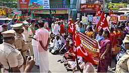 கூட்டுறவு நூற்பாலை தொழிலாளா்கள் சாலை மறியல்: 88 போ் கைது