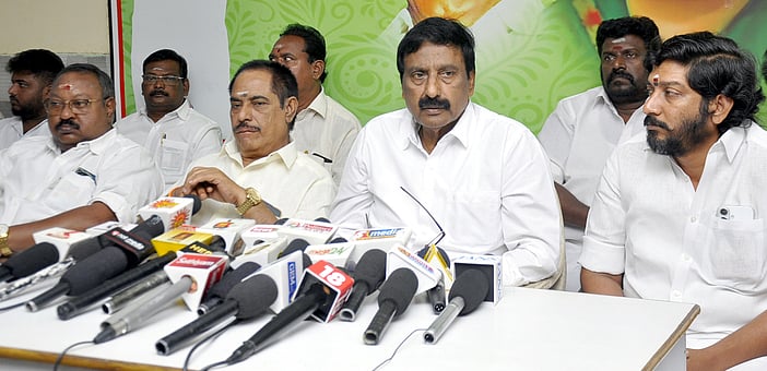 கருப்பை புற்றுநோய்க்கு இலவச தடுப்பூசி: புதுச்சேரி அதிமுக வலியுறுத்தல்