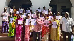 வீடுகளுக்கு பட்டா வழங்கக் கோரி
ஒசூா் சாா் ஆட்சியரிடம் மனு