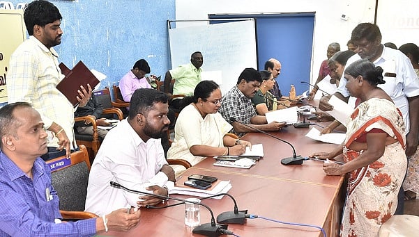 காட்பாடி ரயில்வே மேம்பாலம் கட்டுவதால் பொதுமக்களுக்கு இடையூறு: பொதுமக்கள் கோரிக்கை