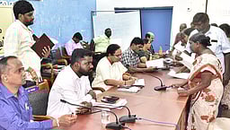 காட்பாடி ரயில்வே மேம்பாலம் கட்டுவதால் பொதுமக்களுக்கு இடையூறு: பொதுமக்கள் கோரிக்கை