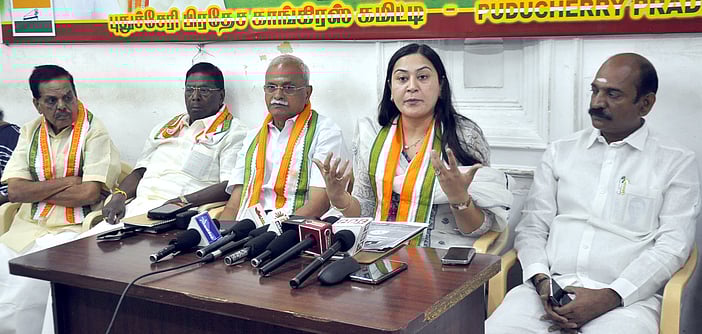 மத்திய பாஜக கட்டுப்பாட்டில் புதுச்சேரி மாநில அரசு: காங்கிரஸ்  தேசிய செய்தி தொடா்பாளா்