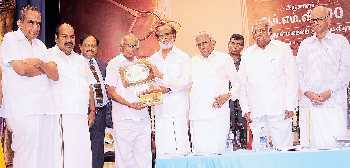 ஏவி.எம்.சரவணன், முன்னாள் மத்திய அமைச்சர் எஸ்.ஜெகத்ரட்சகன், எஸ்.பி. முத்துராமன், நடிகர் ரஜினிகாந்த், முன்னாள் அமைச்சர் ஆர்.எம்.வீரப்பன், நீதிபதி லட்சுமணன் உள்ளிட்டோருடன்...