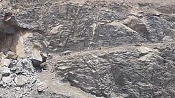 கல்குவாரியை மூட வலியுறுத்தி ஆட்சியா் அலுவலகம் முற்றுகை