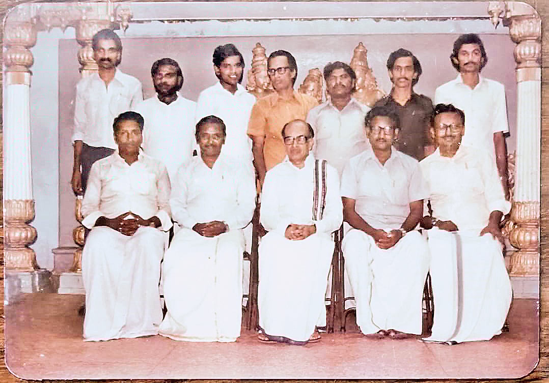 பிரபலங்களுடன் தெ.ஞா: அமர்ந்திருப்பவர்கள் (இடமிருந்து வலமாக) செல்வகணபதி, சத்யசீலன், நீதிபதி மு.மு.இஸ்மாயில், முனைவர் தெ.ஞா.,, பழ.பழனியப்பன். நின்றிருப்பவர்கள் (இடமிருந்து வலமாக) ...., இலக்கியச் செல்வர் த.ராமலிங்கம், திருமகன், சந்திரசேகரன், அசோக்குமார், ராமசுப்பிரமணியன், டி.கே.நீலகண்டன்.